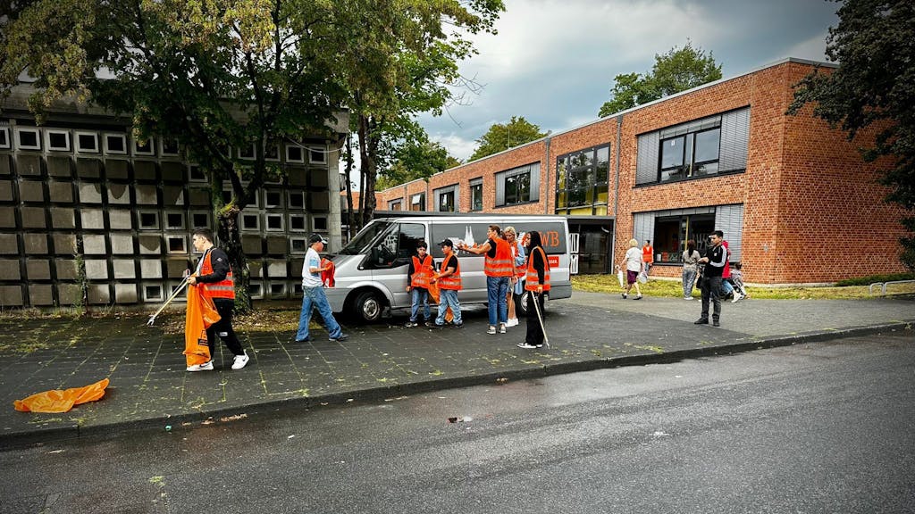 Schülerinnen und Schüler sammeln Müll in Köln-Bilderstöckchen ein.
