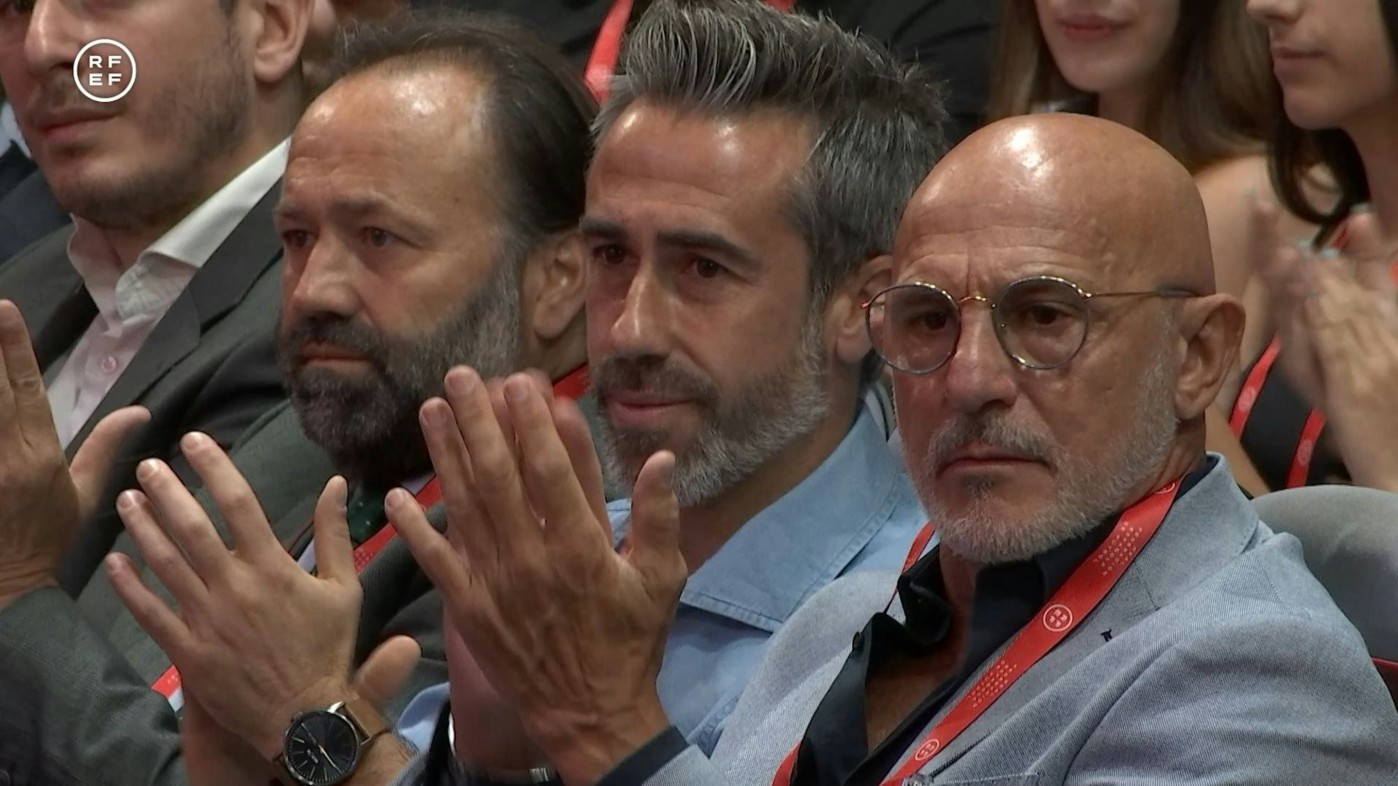 Spaniens Nationaltrainer Luis de la Fuente und Frauen-Coach Jorge Vilda applaudieren Verbands-Boss Luis Rubiales.