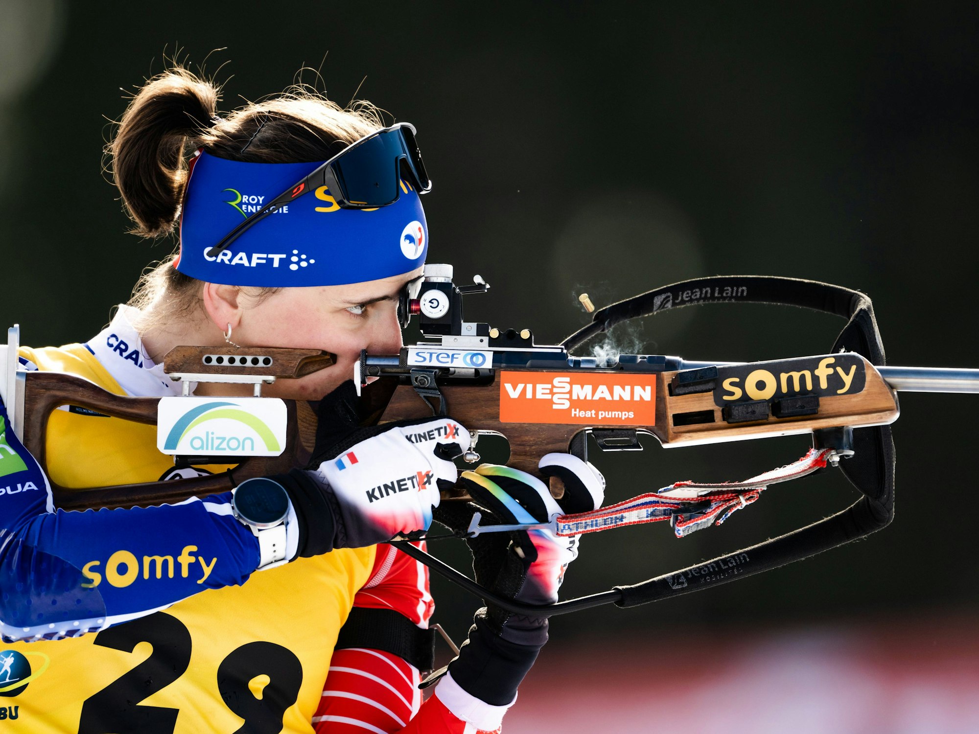 Julia Simon schießt beim Biathlon Weltcup in Oslo. 