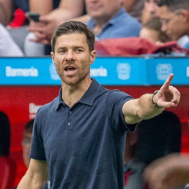 Leverkusens Trainer Xabi Alonso gibt Anweisungen beim Heimspiel gegen RB Leipzig.