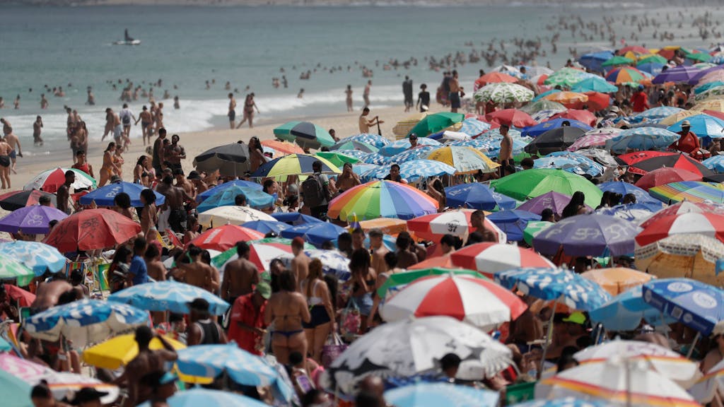 Besucher strömen zum Strand von Ipanema, um der Hitze zu entkommen. Brasilien wird im Winter der südlichen Hemisphäre von einer Hitzewelle heimgesucht