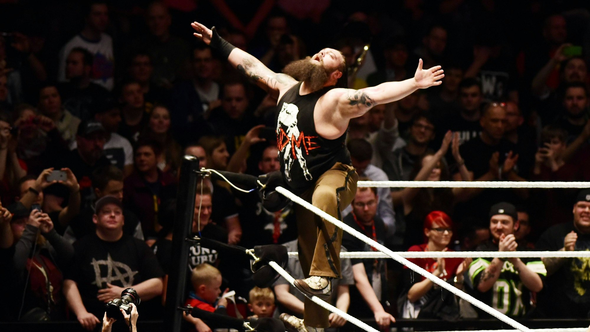 WWE-Superstar Bray Wyatt bei einem Wrestling-Match im April 2017 in Dortmund. Der Wrestler ist überraschend gestorben.