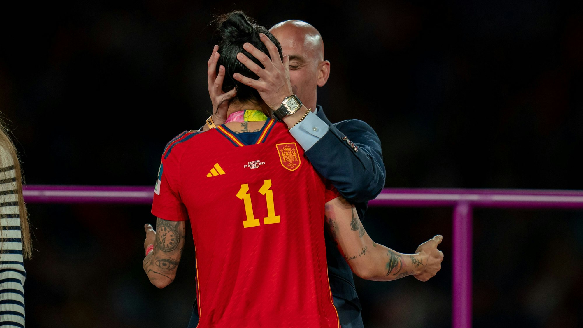 Spaniens Verbands-Boss Luis Rubiales küsst Weltmeisterin Jennifer Hermoso auf den Mund.