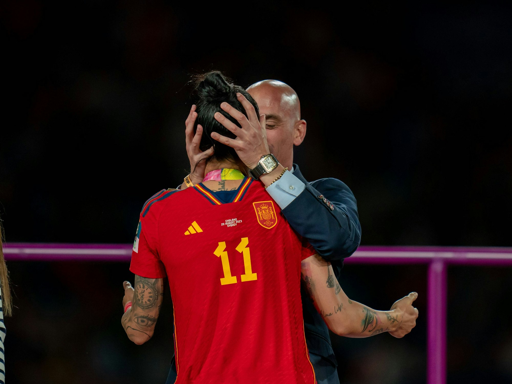 Spaniens Verbandschef Luis Rubiales küsst Spaniens Spielerin Jennifer Hermoso auf dn Mund. Das Bild entstand am 20. August 2023 in Sydney.