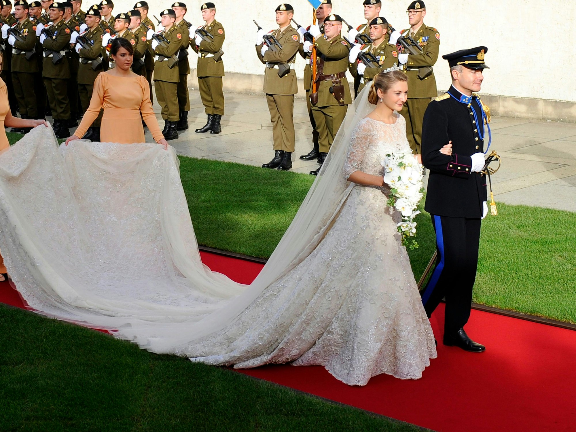 Erbgroßherzogin Stephanie auf dem Weg zur Kirche für die Hochzeit im Oktober 2012.