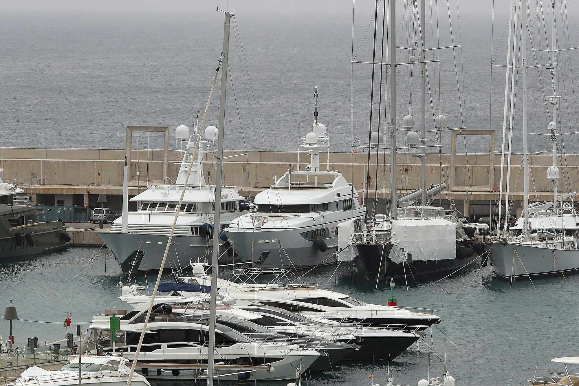 Die Luxusjacht „Lady Anastasia“ liegt im Hafen Porto Adriano bei Santa Ponsa im Südwesten der Mittelmeerinsel Mallorca.
