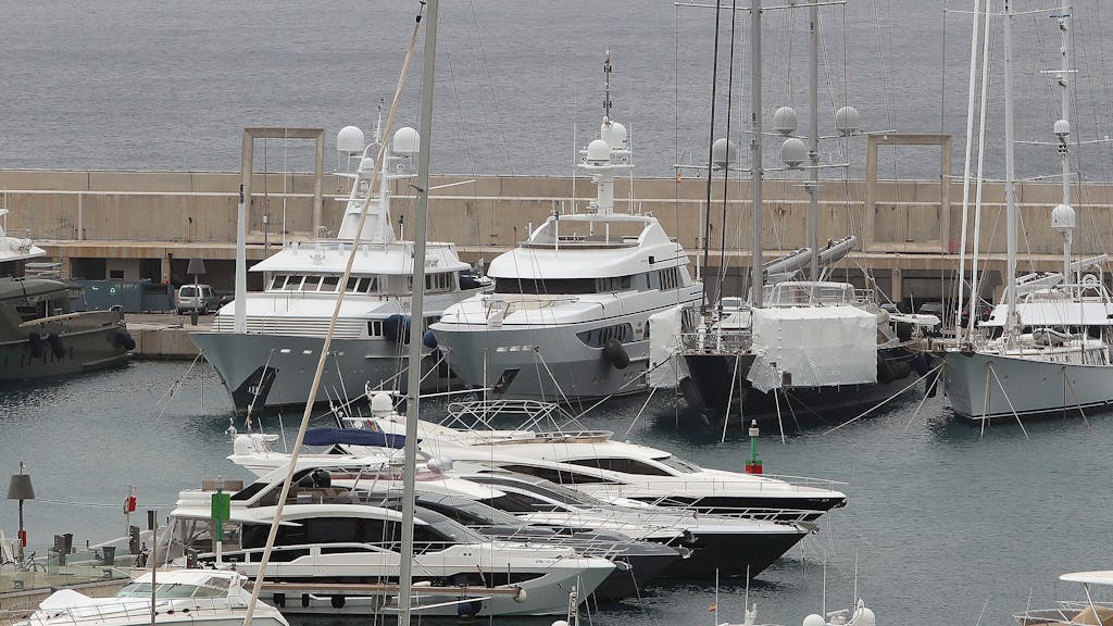 Die Luxusjacht „Lady Anastasia“ liegt im Hafen Porto Adriano bei Santa Ponsa im Südwesten der Mittelmeerinsel Mallorca.