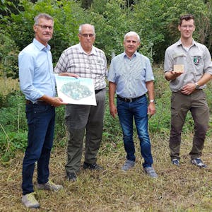 Vier Männer stehen vor einem Wald: Bürgermeister Jan Lembach (v.l.), Revierförster Ditmar Krumpen, Hans-Josef Bohnen, Vorsitzender des Forstausschusses, und Dominik Gertzen vom Regionalforstamt Hocheifel-Zülpicher Börde.
