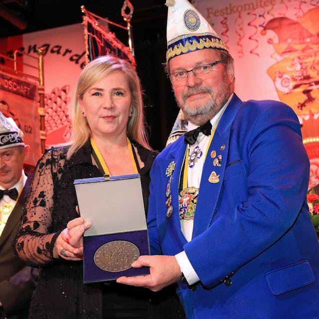 Auf dem Foto ist Norbert Herzog zu sehen. Er erhält aus den Händen von Bürgermeisterin Susanne Stupp die Ehrengabe der Stadt Frechen.