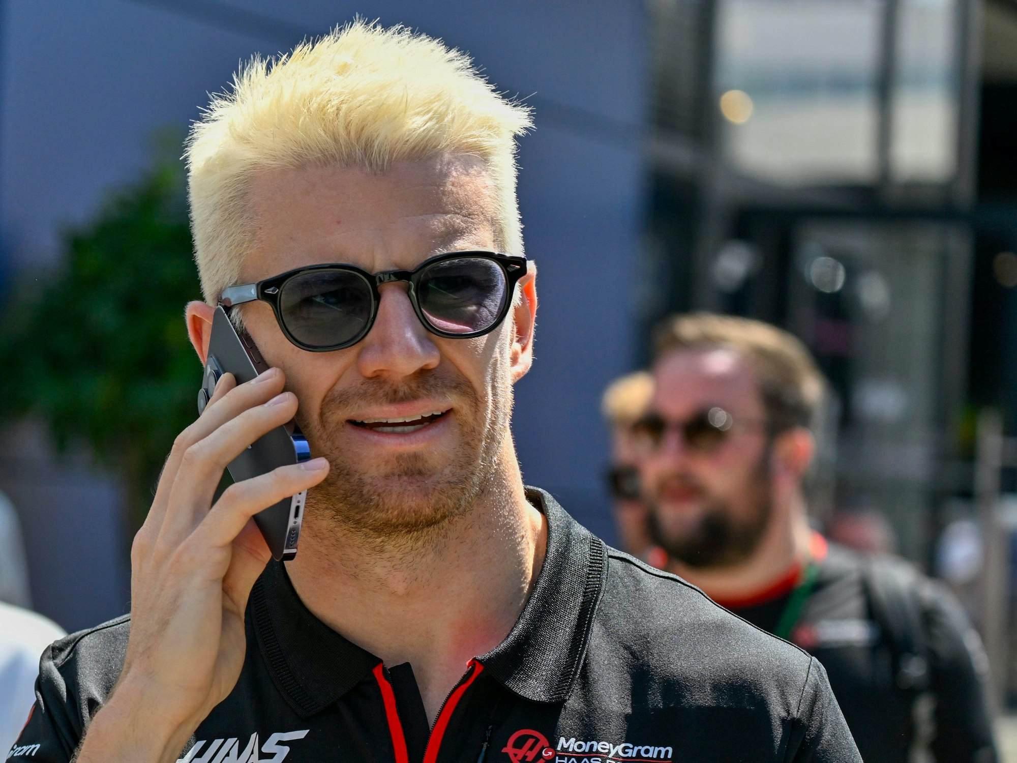 Nico Hülkenberg aus Deutschland vom Haas F1 Team telefoniert.