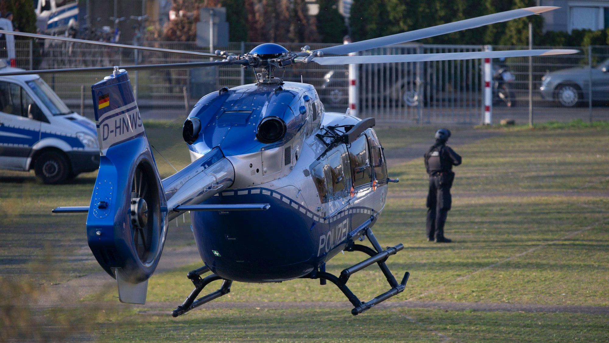 Der Hubschrauber mit dem Angeklagten Thomas Drach landet auf dem Gelände des Justizzentrums Köln.
