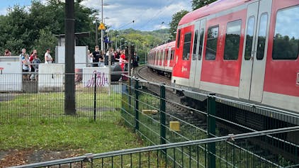 Nach einem Bremsschaden musste ein Zug auf der Siegtalstrecke zunächst auf offener Strecke stehen bleiben, konnte später dann aber in Bahnhof Eitorf-Merten rollen. Dort konnten die Fahrgäste in einen anderen Zug umsteigen. Sie begrüßten den einfahrenden Ersatzzug mit Applaus.