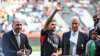 Jonas Hofmann (Mitte) wurde vor dem Bundesliga-Spiel zwischen Borussia Mönchengladbach und Bayer 04 Leverkusen verabschiedet und dabei lautstark von den VfL-Fans ausgepfiffen.