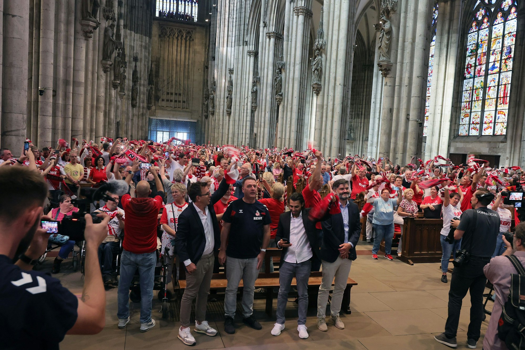 Fans in der Messe im Kölner Dom vor dem Heimspiel gegen VfL Wolfsburg.








