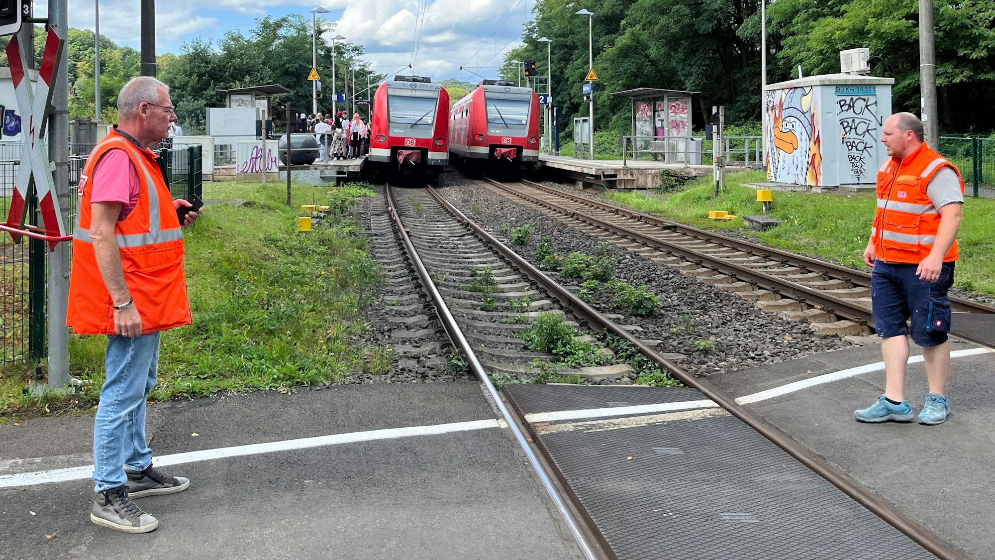 Nach einem Bremsschaden musste ein Zug auf der Siegtalstrecke zunächst auf offener Strecke stehen bleiben, konnte später dann aber in Bahnhof Eitorf-Merten rollen. Dort konnten die Fahrgäste in einen anderen Zug umsteigen. Der Notfallmanager (l.) ließ die Strecke sperren.