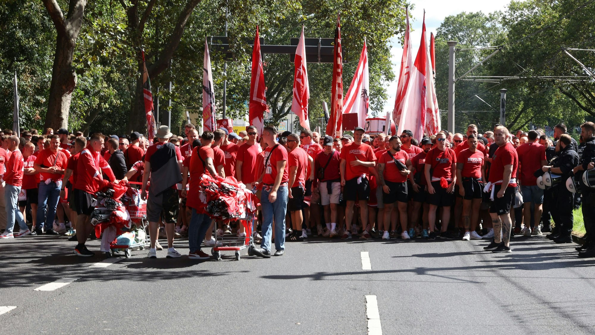 Hunderte FC-Fans auf der Aachener Straße, auf dem Weg zum Stadion.

