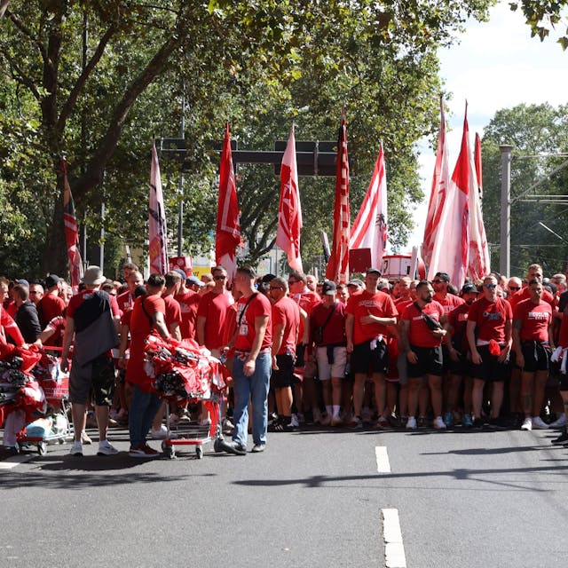 Hunderte FC-Fans auf der Aachener Straße, auf dem Weg zum Stadion.

