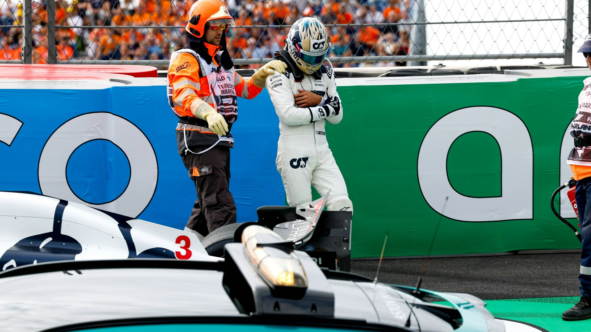 Daniel Ricciardo hält sich den verletzten Arm.