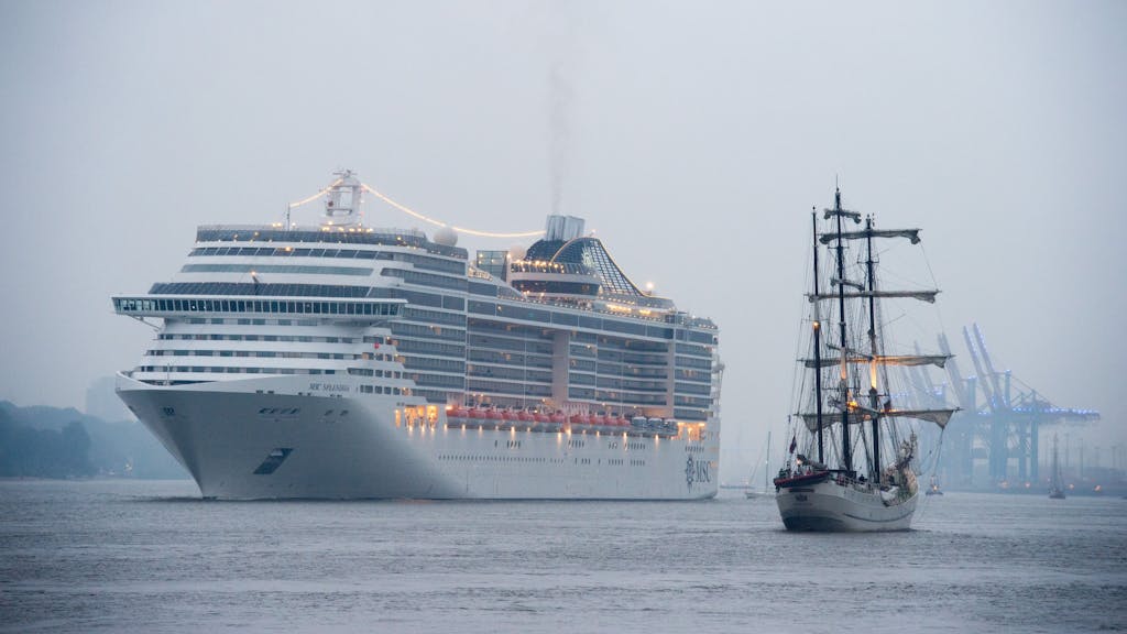 Das Kreuzfahrtschiff „MSC Splendida“ läuft in Hamburg aus dem Hafen aus