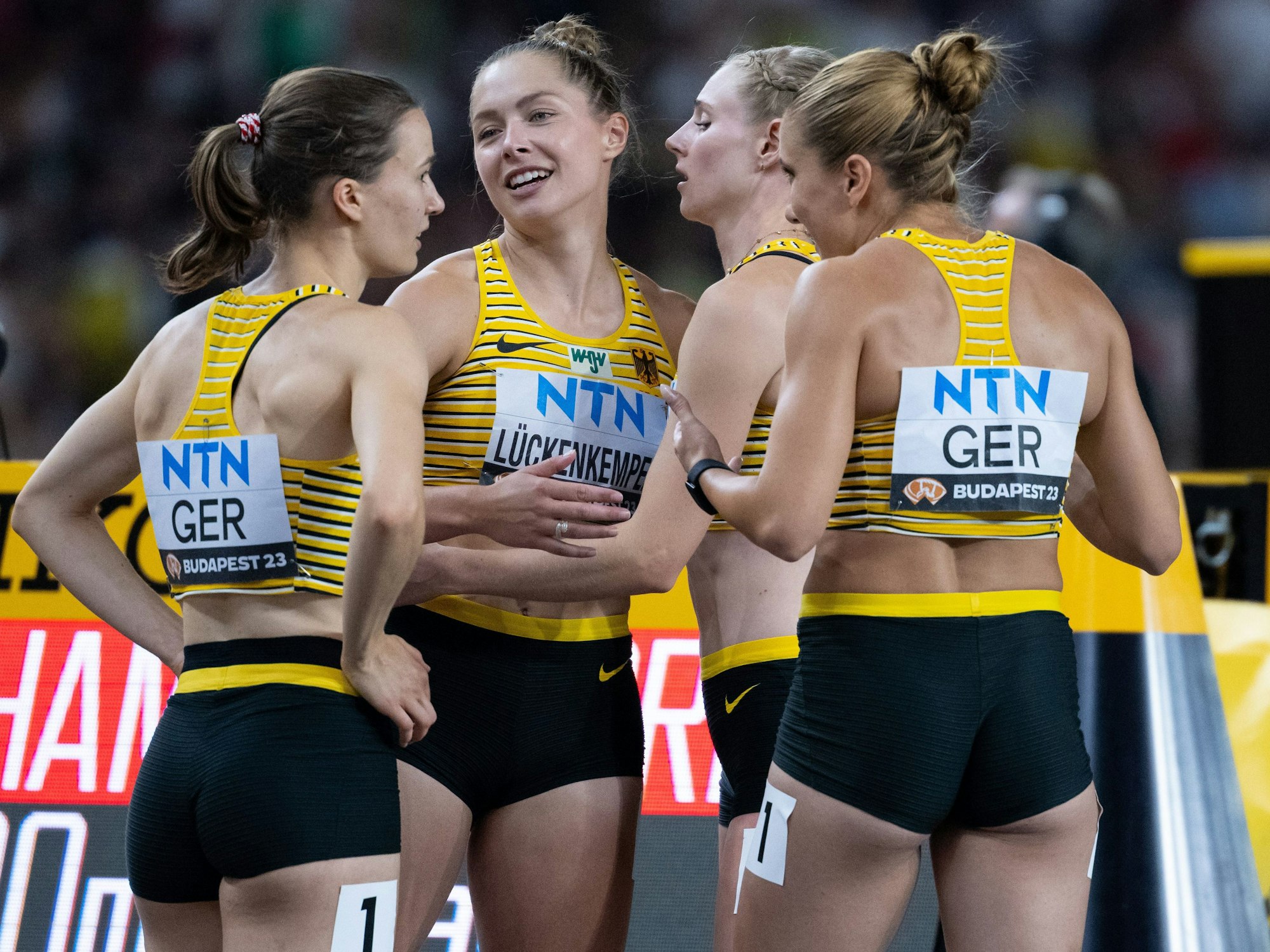 Louise Wieland, Gina Lückenkemper, Sina Mayer und Rebekka Haase nach dem Zieleinlauf.