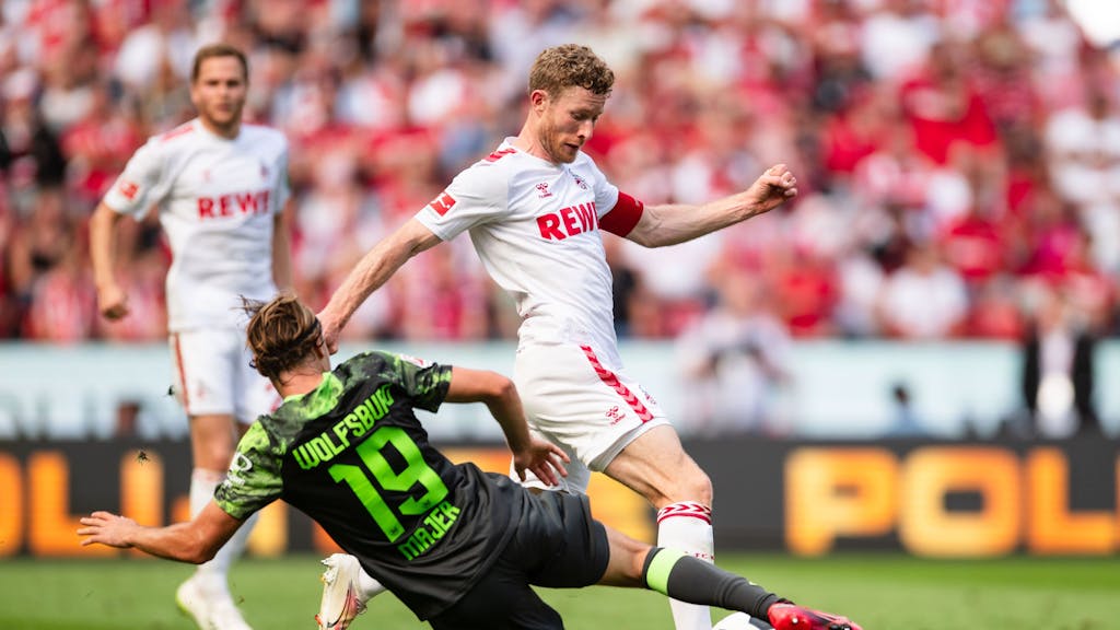 Kölns Florian Kainz (r) und Wolfsburgs Lovro Majer kämpfen um den Ball.