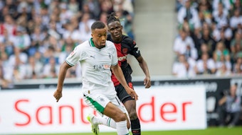 Borussia Mönchengladbach hat am Samstag (26. August 2023) 0:3 gegen Bayer Leverkusen verloren. Das Foto zeigt Gladbachs Alassane Plea im Duell mit Leverkusens Odilon Kossounou.