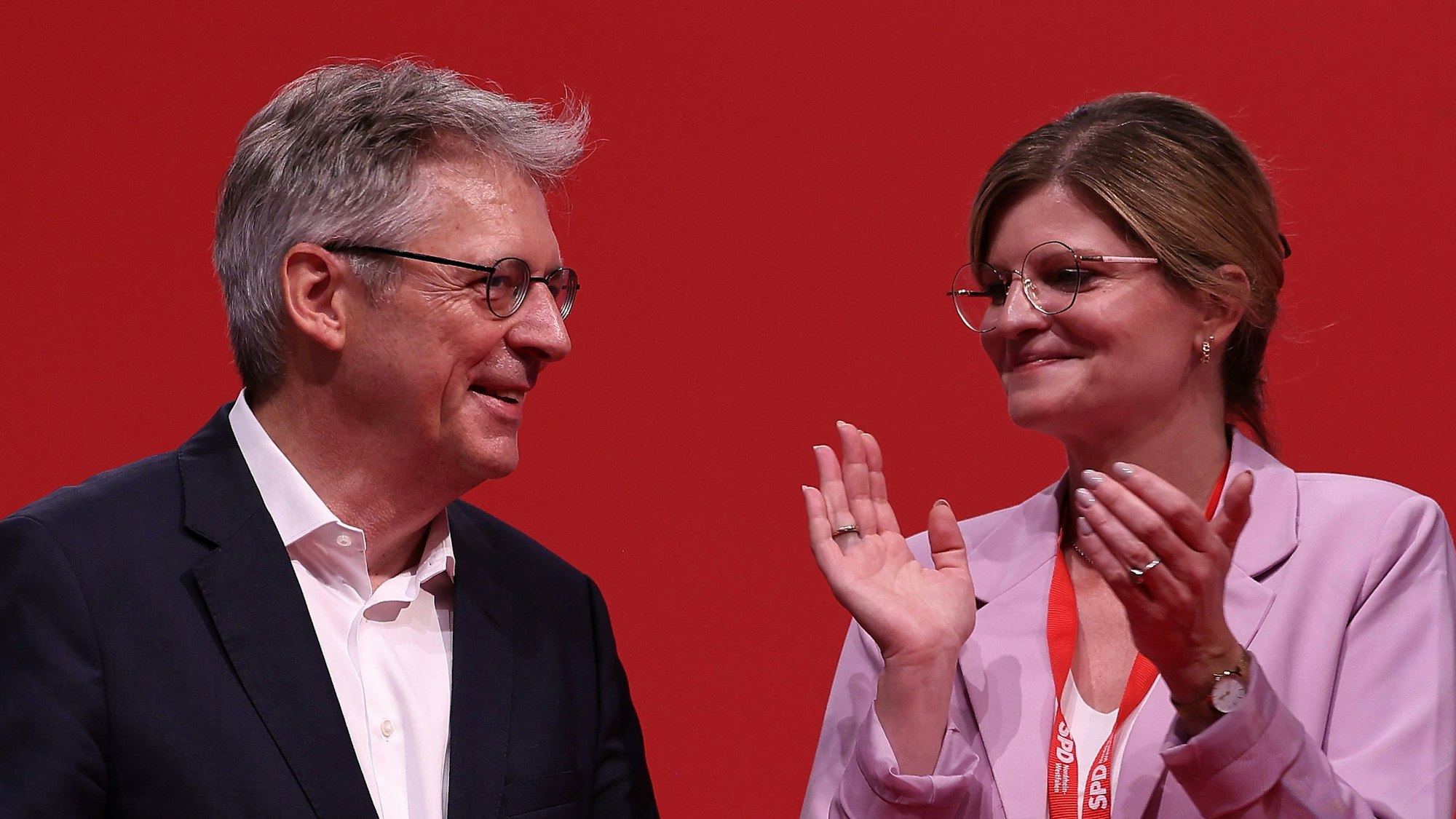 Achim Post und Sarah Philipp stehen nach der Wahl für den Vorsitz der nordrhein-westälischen SPD auf der Bühne beim SPD-Landesparteitag.