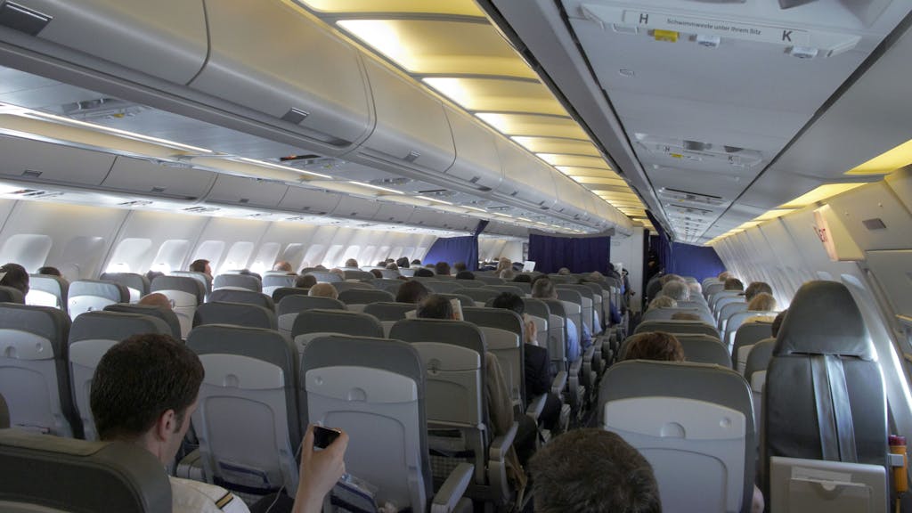 Blick in die Sitzreihen der Economy-Class eines Lufthansa-Airbusses A300-600, hier im Juni 2009.