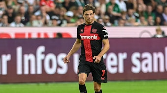 Jonas Hofmann von Bayer Leverkusen am 26. August 2023 im Spiel gegen Borussia Mönchengladbach bei seiner Rückkehr in den Borussia-Park am Ball.