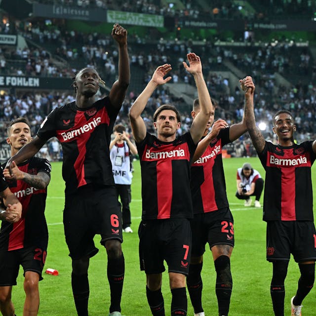 Die Spieler der Werkself feiern den Sieg mit ihren Fans in Mönchengladbach.