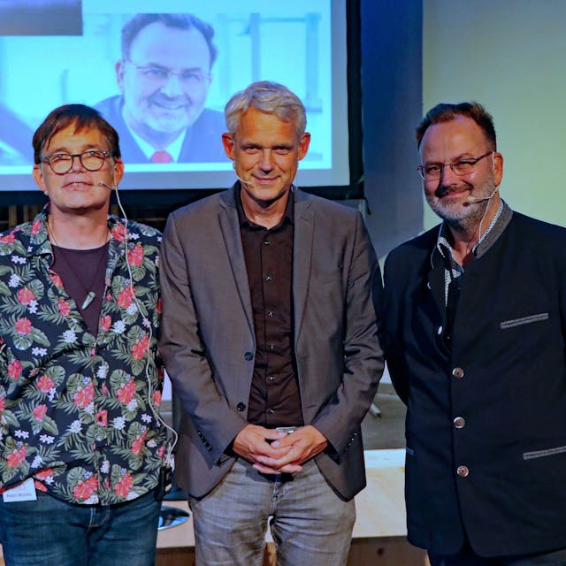 Auf dem Foto sind Moderator Peter Worms, der Astro-Physiker und Radioastronom Heino Falcke und der Unternehmer Heiko Hünemeyer zu sehen.