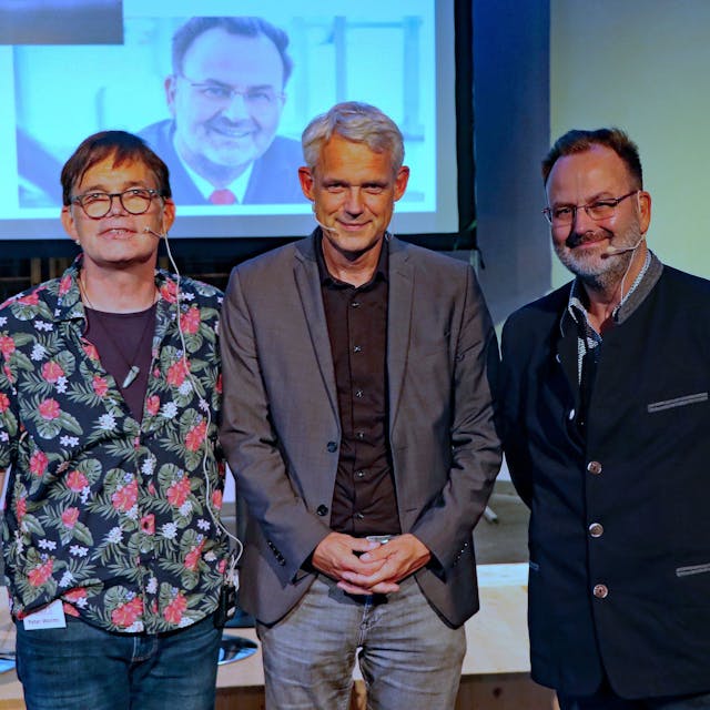 Auf dem Foto sind Moderator Peter Worms, der Astro-Physiker und Radioastronom Heino Falcke und der Unternehmer Heiko Hünemeyer zu sehen.