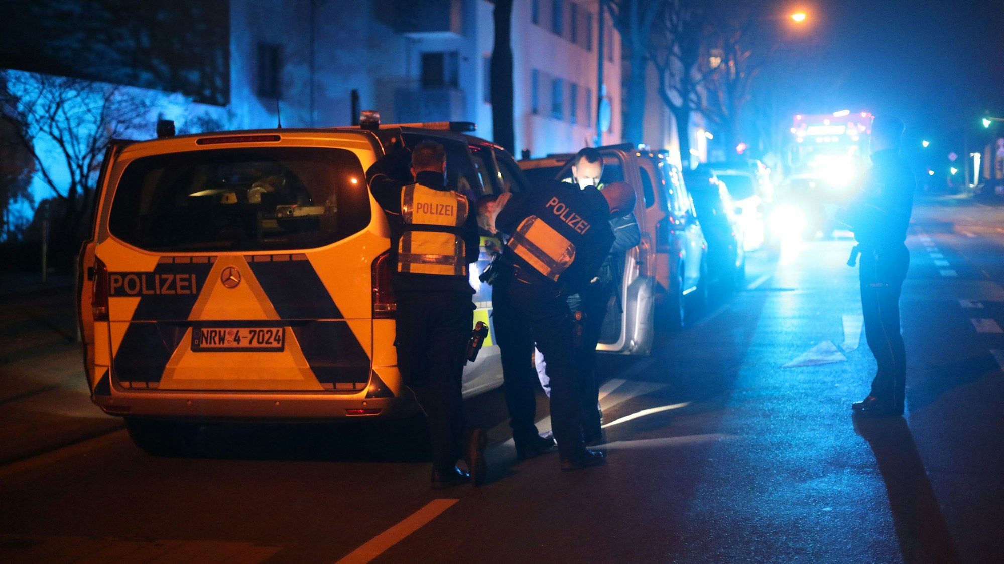 Einsatzkräfte der Polizei bei einer Verfolgungsjagd in Köln.