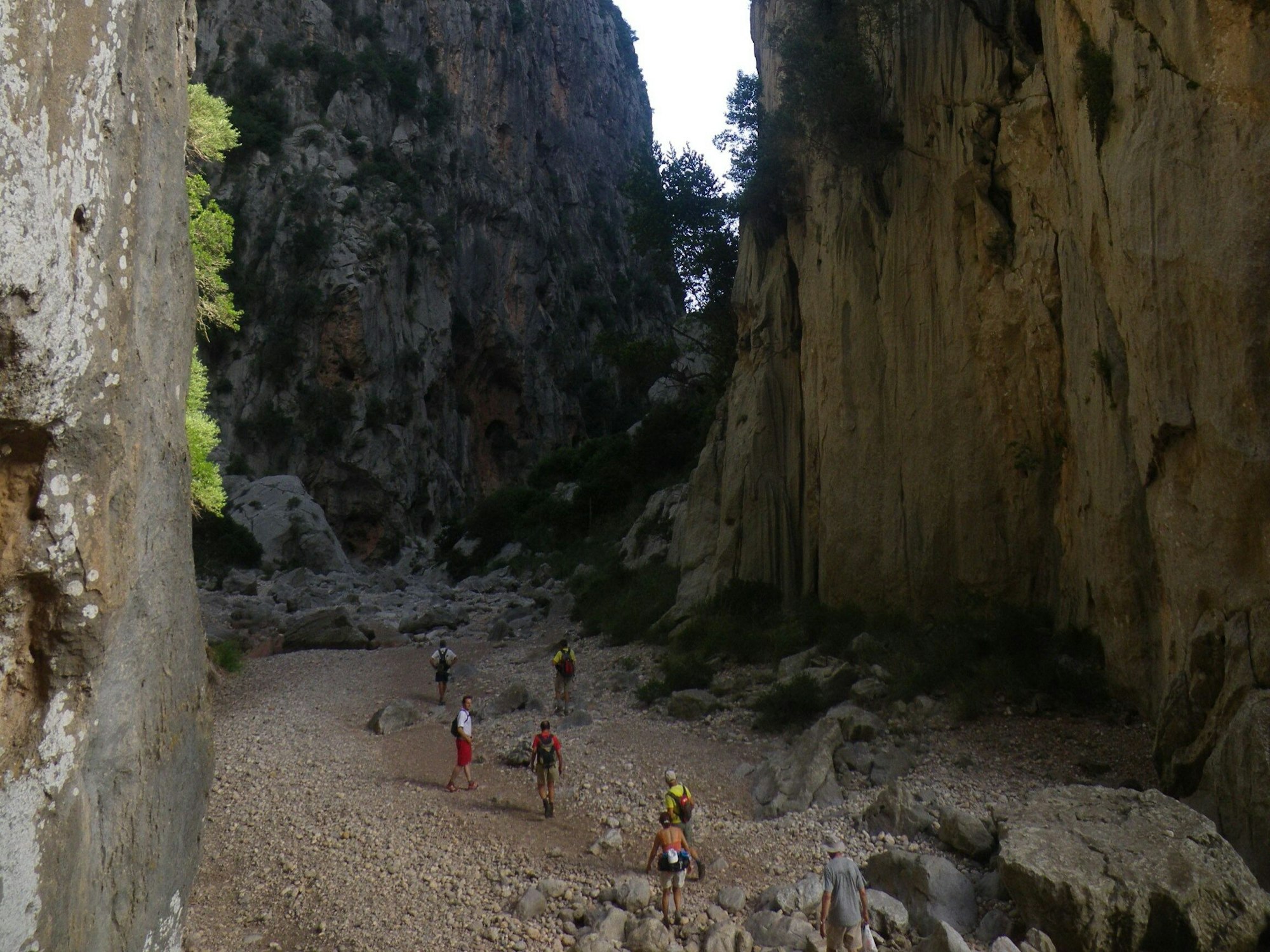 Wanderer und Wanderinnen in der Schlucht des Canyon Torrent de Pareis auf Mallorca, hier im Juni 2016.