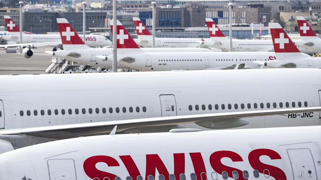 Flugzeuge der Fluggesellschaft Swiss stehen am Flughafen Zürich