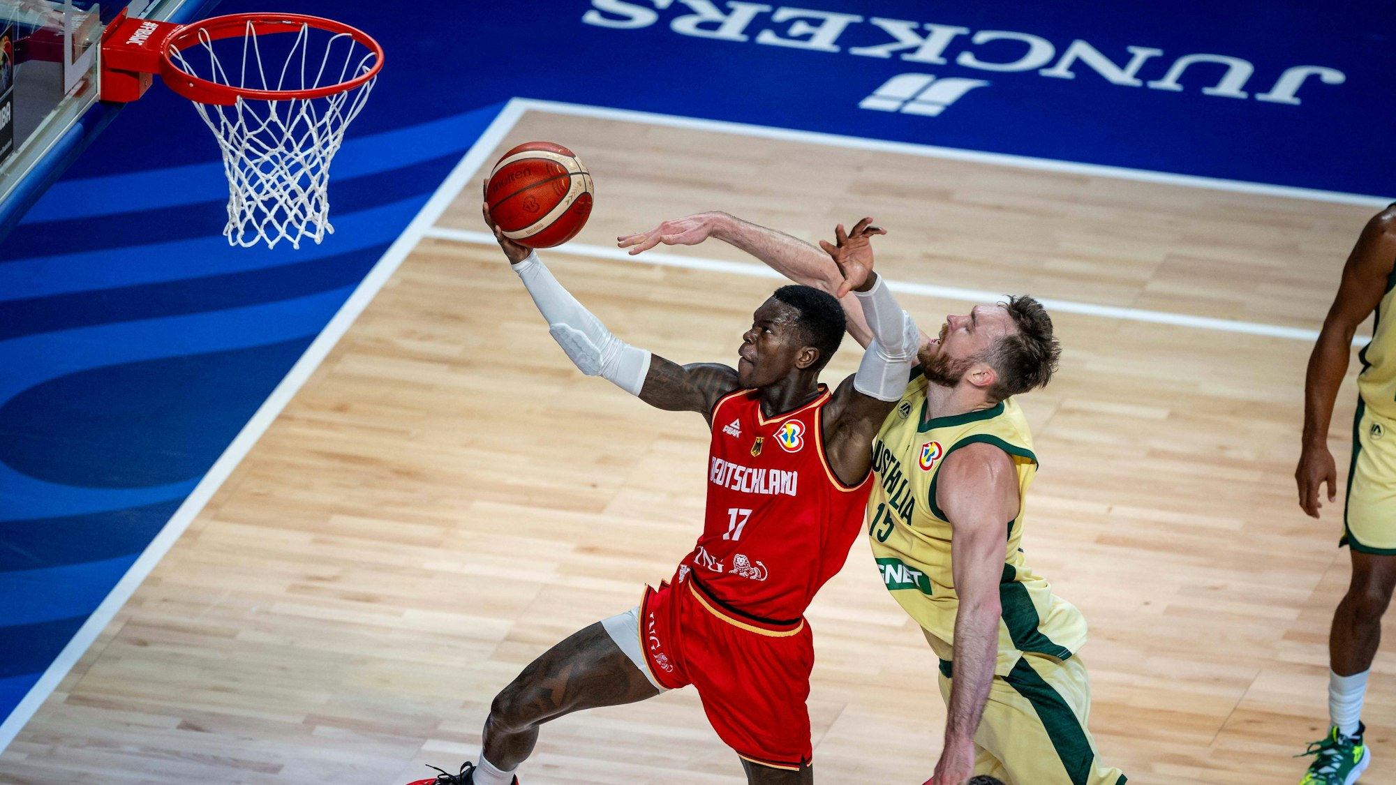 Basketball-Star Dennis Schröder beim Korbleger gegen Australien.