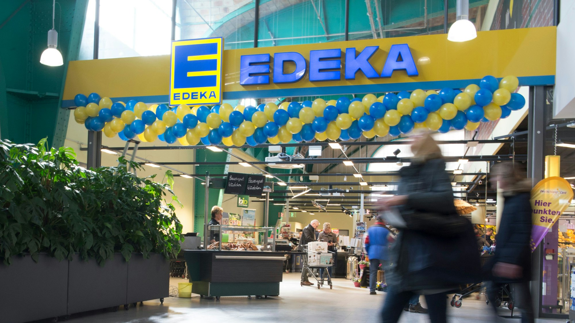 Kunden und Kundinnen gehen in Berlin an der Edeka-Filiale am Tempelhofer Damm vorbei, hier im März 2017.