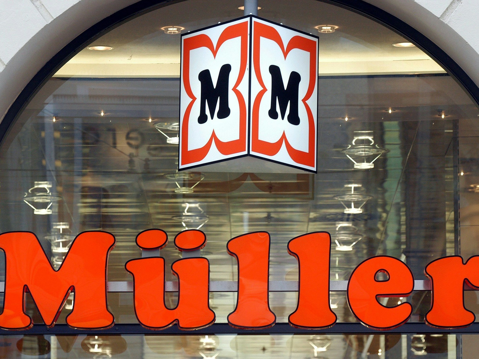 Ansicht des Logos und des Schriftzugs der Drogeriemarktkette Müller, aufgenommen im November 2003 in Kassel.