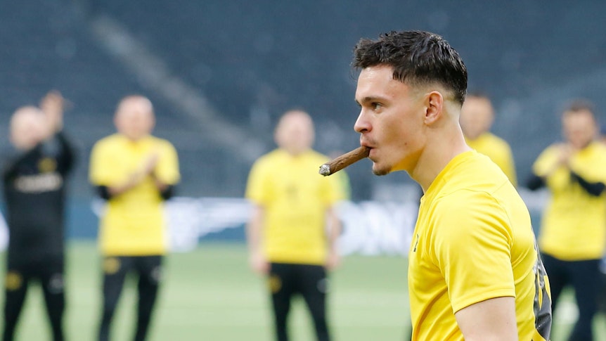 Fabian Rieder raucht am 30. April 2023 eine Zigarre nach der Meisterschaft der Young Boys Bern.