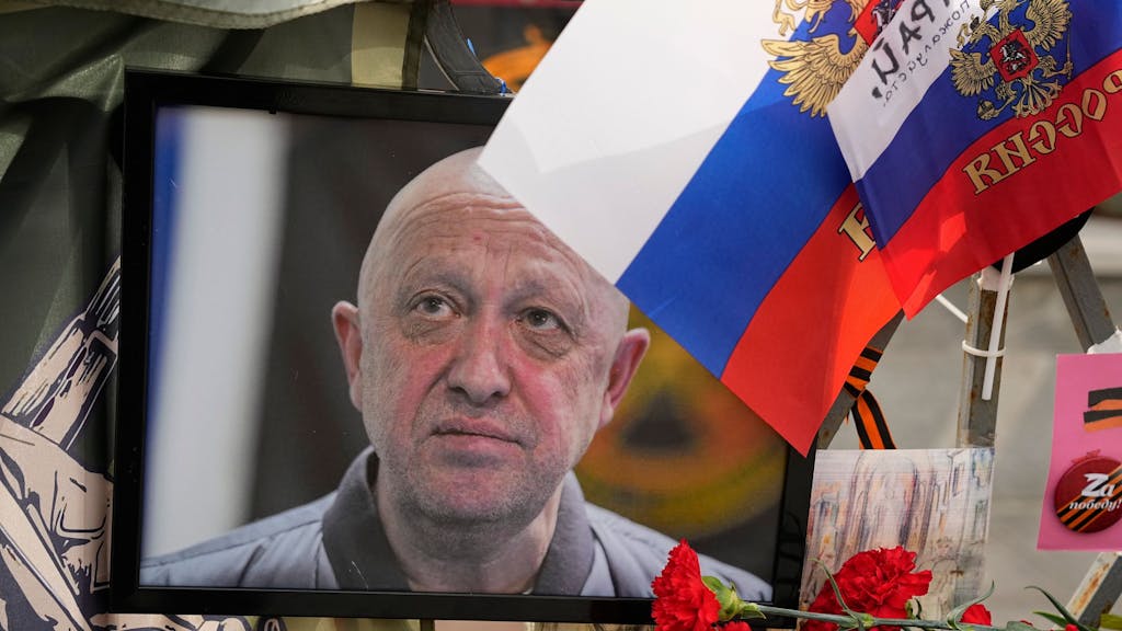 Ein Porträt des russischen Söldnerführers Jewgeni Prigoschin steht am 26. August 2023 an einer informellen Gedenkstelle in der Nähe des Kremls.