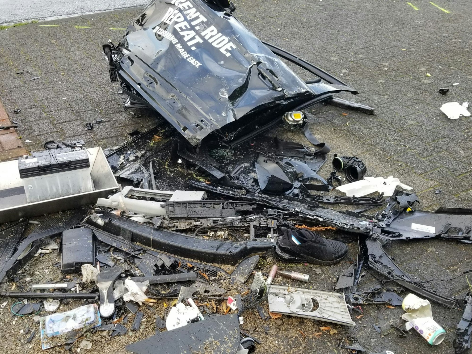 Trümmerteile am Unfallort in Köln-Niehl