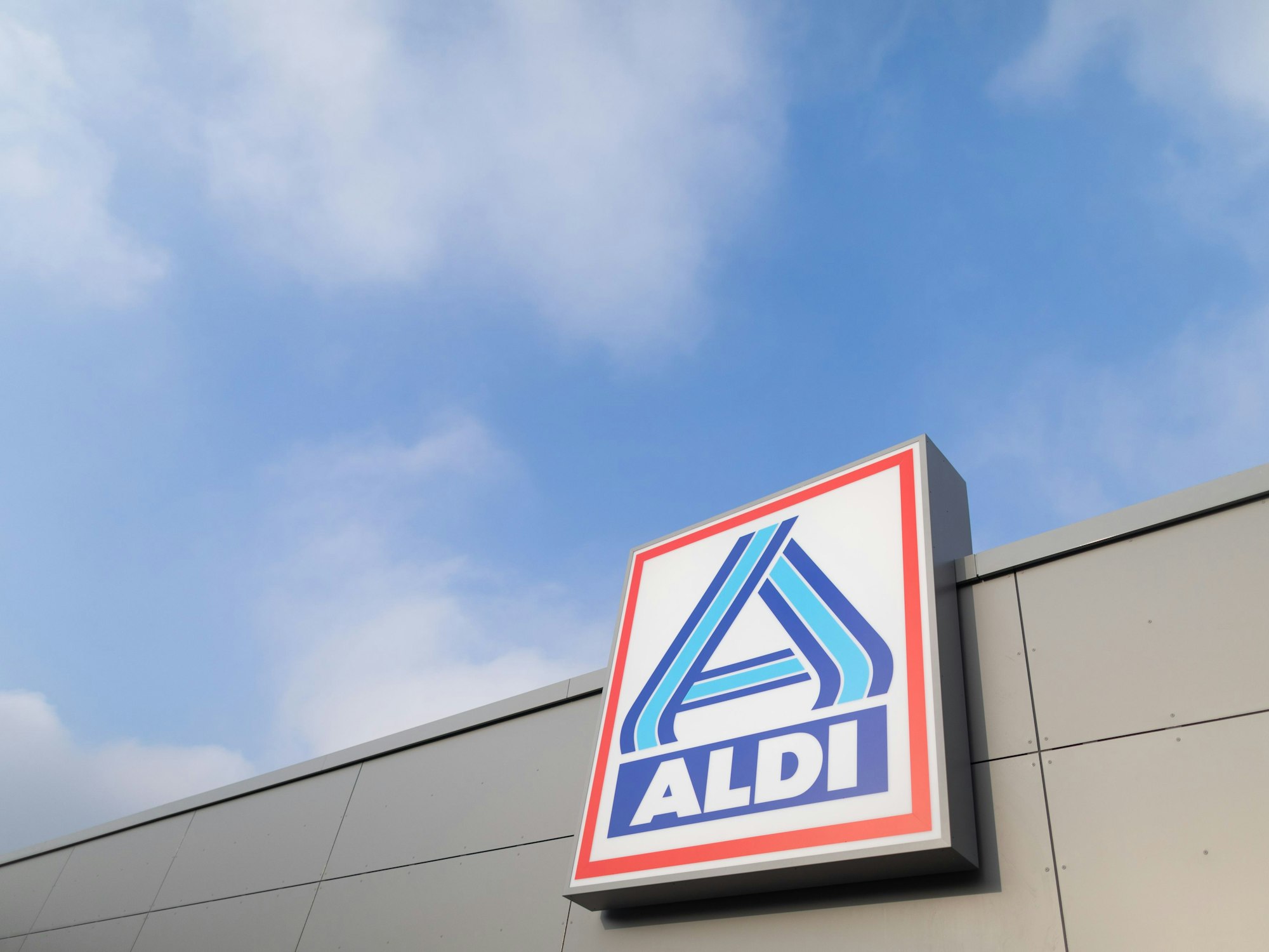 Blick auf ein Firmen-Logo am „neuen ältesten Aldi Markt“, hier im Dezember 2020 in Essen.