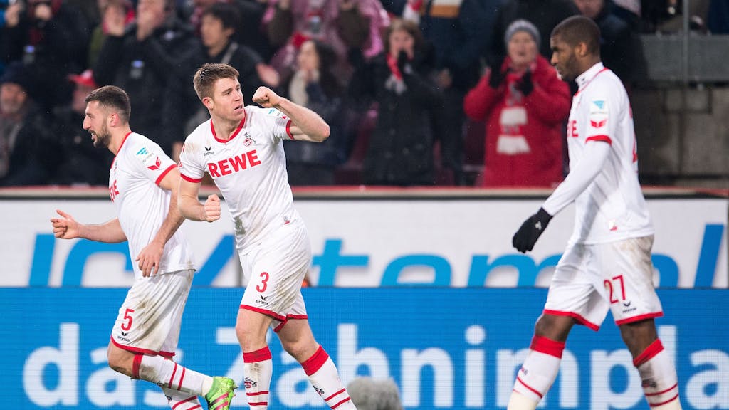 Dominique Heintz (Mitte) jubelt über ein FC-Tor. Nun könnte er nach Köln zurückkehren.