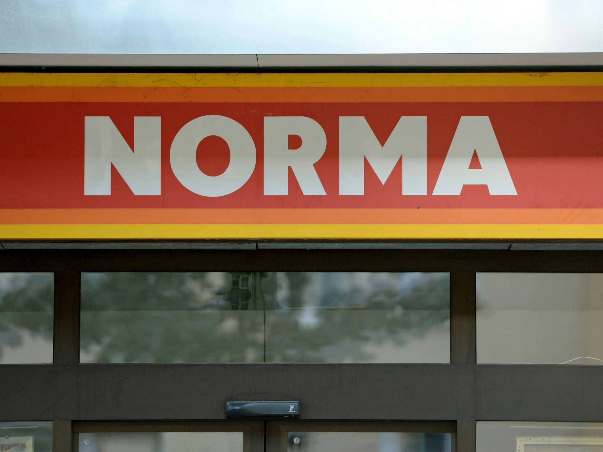 Das Logo der Supermarktkette Norma ist im Oktober 2016 über dem Eingang einer Filiale in München zu sehen.