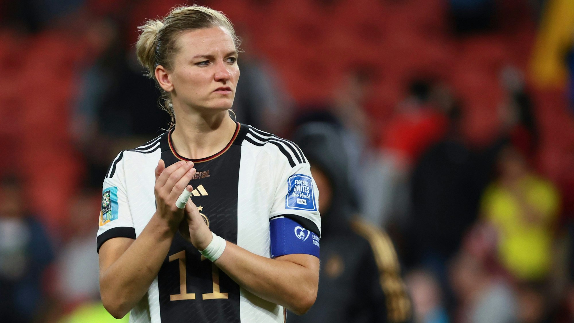 Alexandra Popp klatscht nach dem Deutschland-Aus bei der Frauen-WM enttäuscht in Richtung Fans.