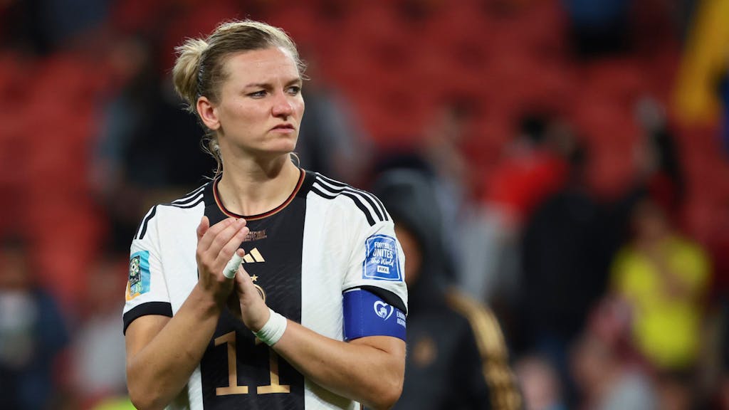 Alexandra Popp klatscht nach dem Deutschland-Aus bei der Frauen-WM enttäuscht in Richtung Fans.