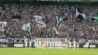 Die Fans von Borussia Mönchengladbach zeigten sich nach der 0:3-Niederlage von Borussia Mönchengladbach gegen Bayer Leverkusen am Samstag (26. August 2023) empathisch. Sie bauten das Team mit lautstarken Gesängen wieder auf. Das Foto zeigt die Spieler vor der Nordkurve.