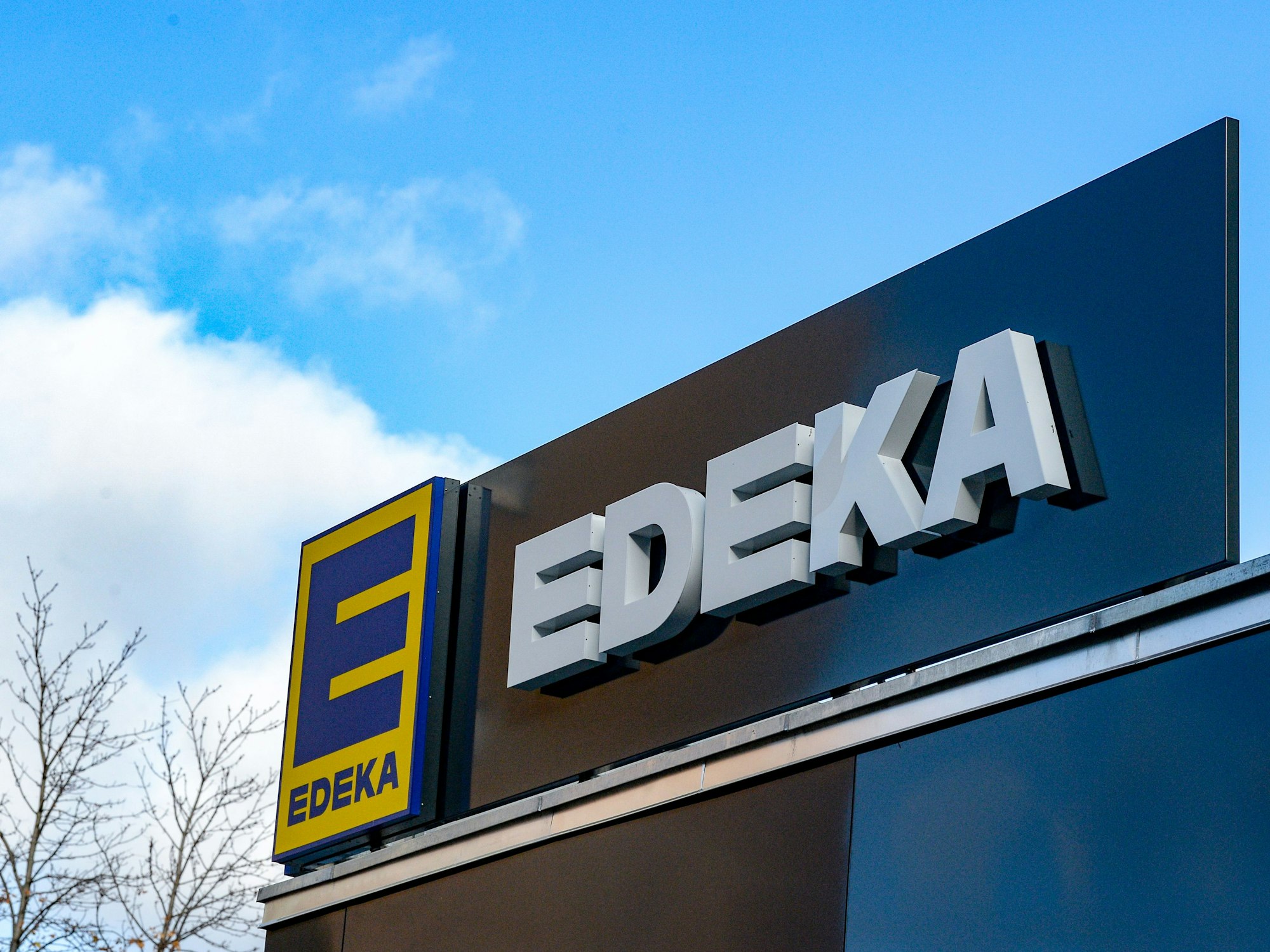 Das Logo vom Einzelhändler EDEKA, hier im November 2020 in Berlin.