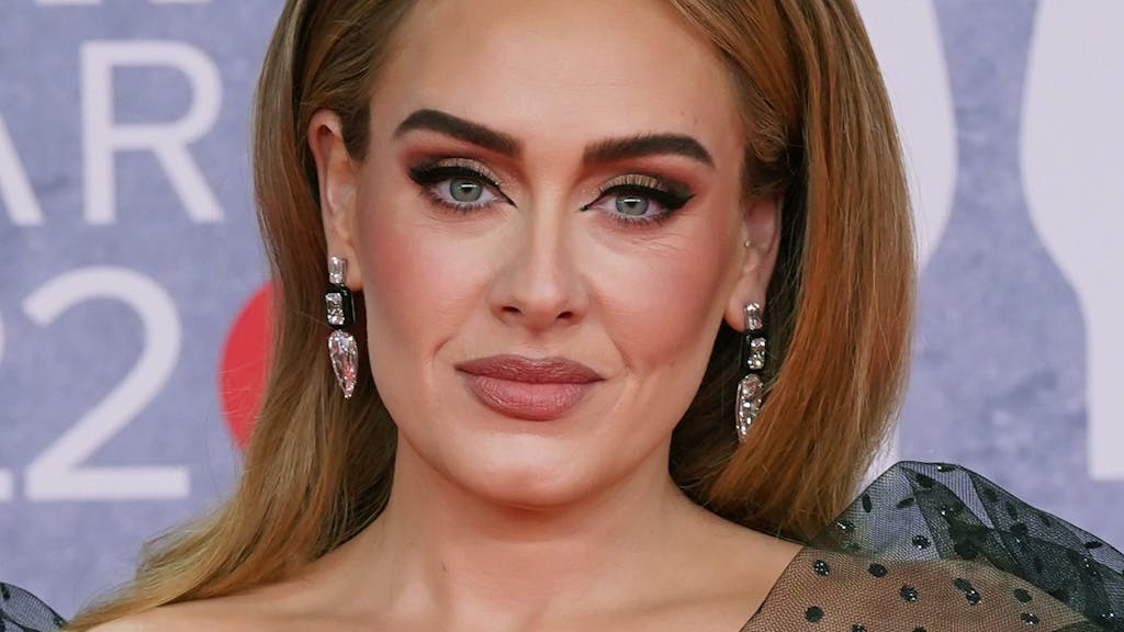 Adele bei ihrer Ankunft bei den Brit Awards 2022.