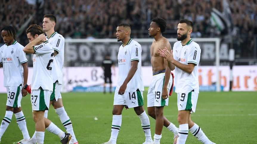 Franck Honorat (r.) und seine Teamkollegen bei Borussia Mönchengladbach applaudieren den Gladbach-Fans nach dem Heimspiel gegen Bayer Leverkusen am 26. August 2023.